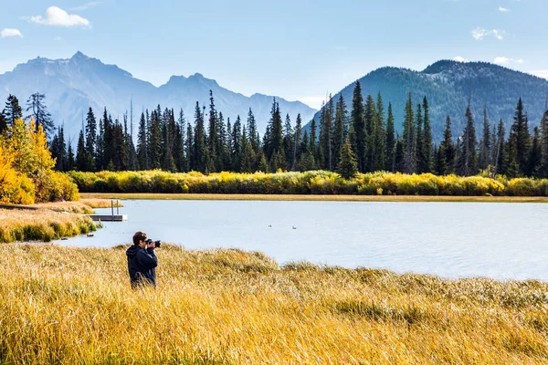 Mulher Fotografando Magnífico Lago Nas Montanhas Rochosas Canadá Lago Vermillon — Fotografia de Stock