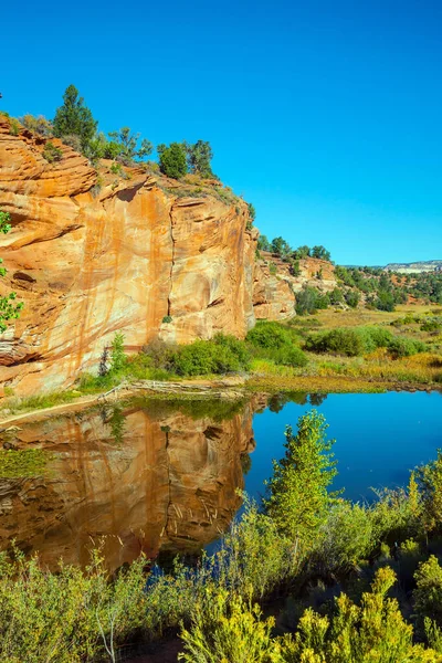 Small Puddle Reflects Rocks Sky Huge Slopes Red Sandstone Paria — Stock Photo, Image