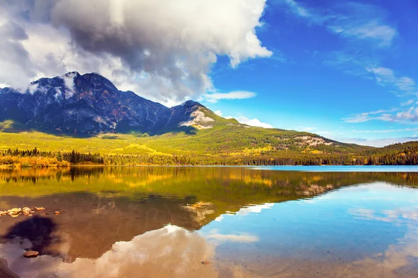 ピラミッド湖はピラミッド山を反映している カナダのロッキー山脈 湖と緑豊かな積雲の滑らかな水 アクティブ 写真観光の概念 — ストック写真