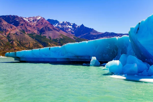 Grandes Icebergs Flotan Lago Viedma Los Témpanos Azules Deslizan Lentamente — Foto de Stock