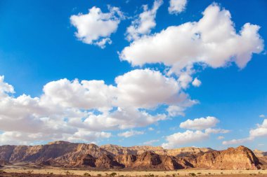 Güney İsrail. Güney tatil köyünü çevreleyen çok renkli antik dağlar. Sıcak Kasım günü. Eilat yolu uluslararası bir sahil beldesidir. 