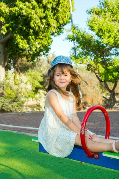 Calda Giornata Estiva Nel Parco Dei Bambini Affascinante Bambina Panama — Foto Stock