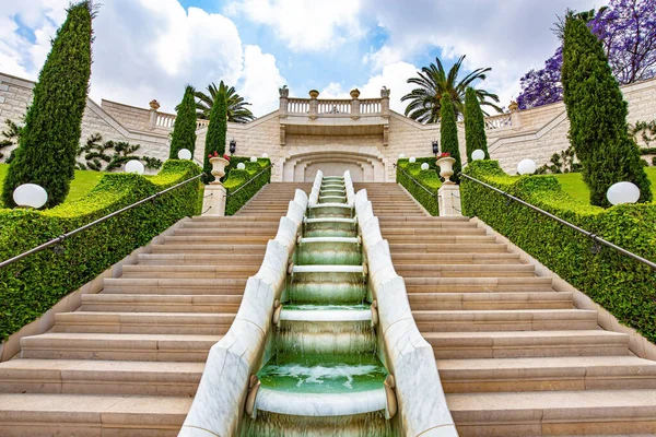 风景如画的瀑布瀑布式喷泉 以色列海法卡梅尔山圣殿周围的大理石楼梯 巴哈世界中心 到地中海的下降 晴朗的晴天 — 图库照片