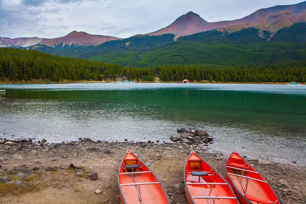 Lago Maligne Jasper Ubicado Las Rocosas Canadienses Lago Está Rodeado —  Fotos de Stock