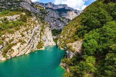 Turist tekneleri nehir boyunca yüzer. Güzel Fransız Alpleri. Avrupa 'nın en güzel ve pitoresk kanyonu Verdon. Vadinin duvarları çalılarla kaplı.. 