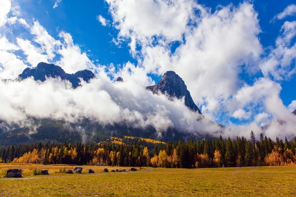 Brillante Día Otoño Las Montañas Rocosas Canadienses Canmore Montaña Las —  Fotos de Stock