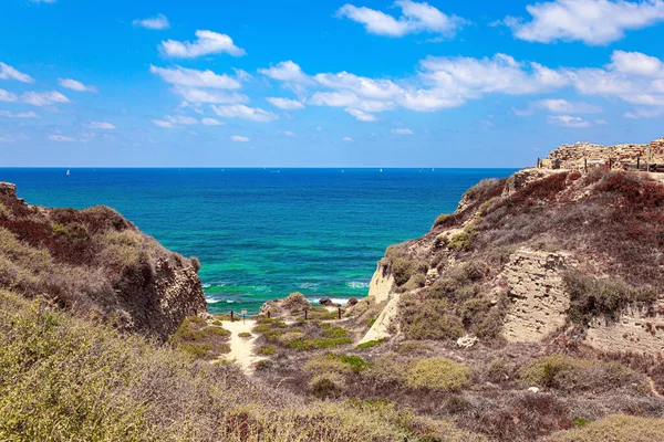 波の白い泡で海のサーフィン イスラエルのアポロニア公園 地中海沿岸 中世の要塞Arsufの絵のような遺跡 — ストック写真