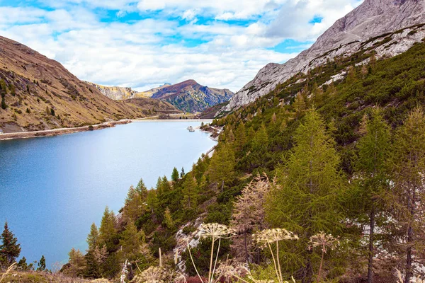 Lago Fedaya Italia Dolomitas Magnífico Lago Los Pies Del Monte — Foto de Stock