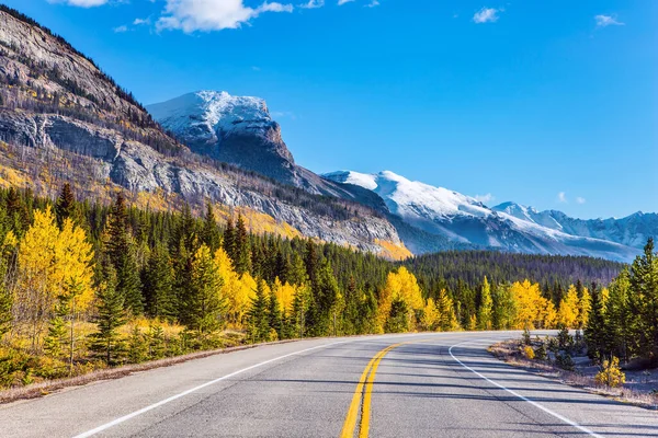 Auto Estrada Asfalto Vai Para Distância Verão Indiano Nas Montanhas — Fotografia de Stock