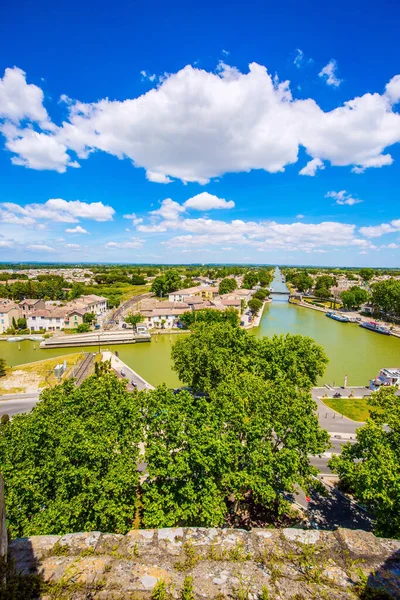 Frankrike Fartygskanalen Rinner Medelhavet Antika Murar Den Medeltida Hamnstaden Aigues — Stockfoto