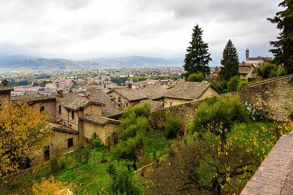 Cidade Gubbio Está Localizada Nas Montanhas Úmbria Cidade Antiga Com — Fotografia de Stock