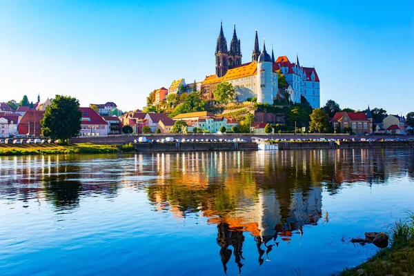 ゴシック建築と中世のアルブレヒツブルク城を持つマイセン大聖堂はエルベ川の水に反映されています 暖かい晴れた日 ドイツへの秋の旅行 Meissen — ストック写真