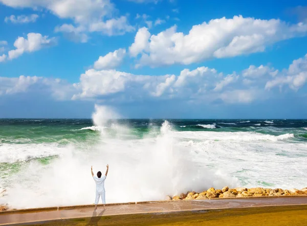 Hoge Schuimende Branding Tel Aviv Dijk Winterstorm Middellandse Zee Vrouw — Stockfoto