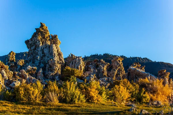 Alacakaranlık akşamı. Mono Gölü dünyanın doğal bir harikasıdır. Mono Gölü kıyısındaki 