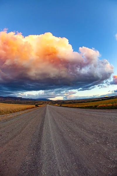 Olbrzymia Chmura Piorunów Jest Przebijana Przez Uderzenia Pioruna Oświetlana Zachodem — Zdjęcie stockowe