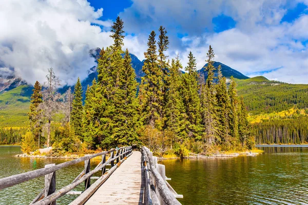 Rocky Mountains Canada Pyramid Lake Narrow Wooden Bridge Connects Small — Stock Photo, Image