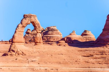 Hassas kemer. Resimli kırmızı-kahverengi kumtaşı kayalıkları eşsiz bir manzara oluşturur. Görkemli kayalar doğal kaynaklıdır. ABD 'deki Arches Park' ın güzelliği. 