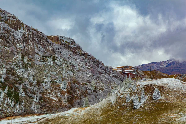 Велична Широка Долина Італійських Альпах Евергрін Ліс Покритий Першим Снігом — стокове фото