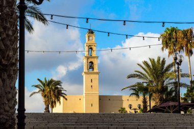 Katolik katedralinin çan kulesi. Geniş taş antik şehrin basamaklarını sildi. Gün batımı. Yaşlı Yaffo, dünyanın en eski şehirlerinden biri. Etkin, bilgilendirici ve turizmin resmi