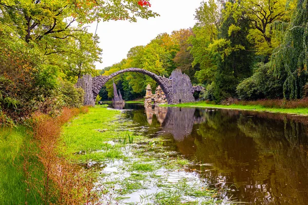 Duivelsbrug Basaltzuilen Van Brug Reflecteren Het Water Park Kromlau Duitsland — Stockfoto