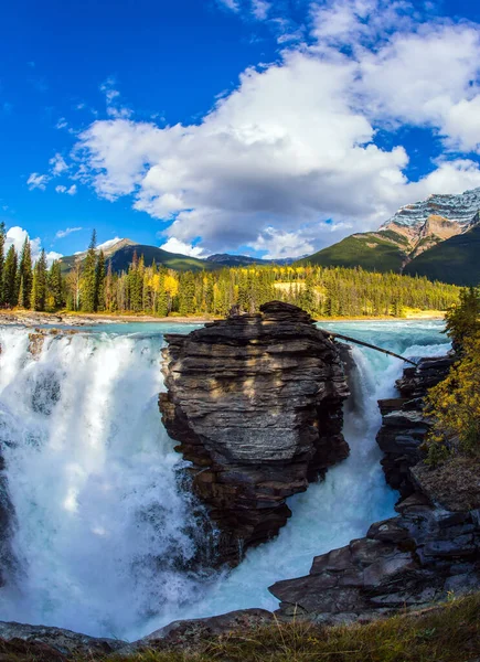 カナダだ ロッキー山脈のインドの夏 旅行や写真観光の概念 観光客に人気の強力な壮大なアサバスカ滝 — ストック写真