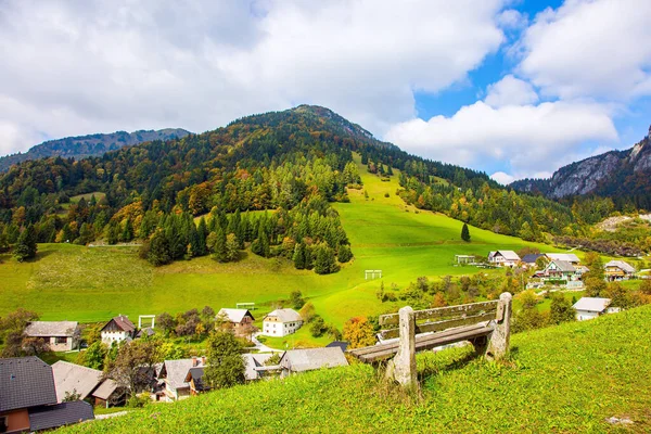 Hoş Bir Pastoral Dağ Vadisinde Yeşil Çimenler Dağ Vadisindeki Küçük — Stok fotoğraf