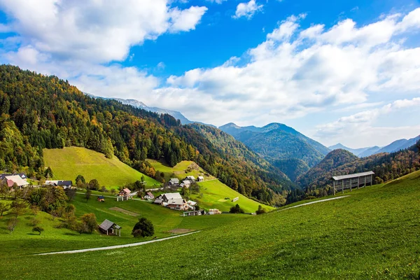 Malá Vesnice Horském Údolí Cestujte Slovinska Malebné Julianské Alpy Krásný — Stock fotografie