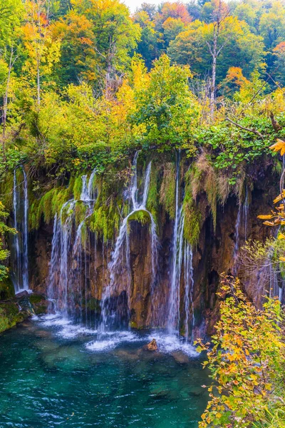 クロアチアだ プリトヴィツェ湖の魔法の国への旅行 滝は湖の紺碧の水に反映されます 生態学的 能動的 写真的観光の概念 — ストック写真