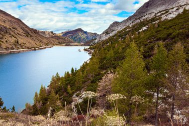 Lago di Fedaya. İtalya, Dolomitler, Fedaya geçidi. Büyük baraj göldeki su seviyesini yükseltiyor. Marmolada Dağı eteğinde muhteşem bir göl.. 