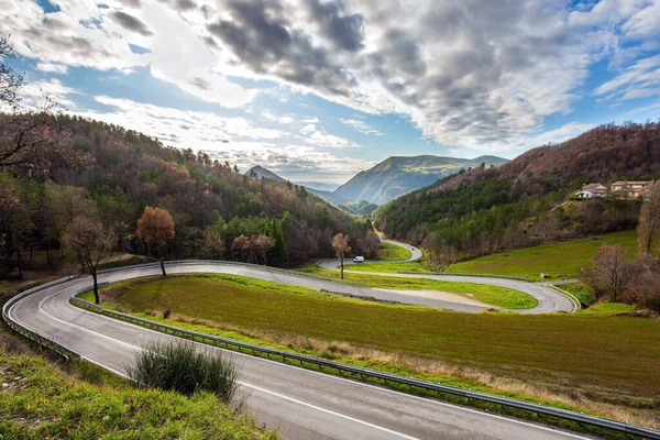 Diciembre Italia Central Sinuoso Camino Montaña Serpentina Después Lluvia Asfalto — Foto de Stock