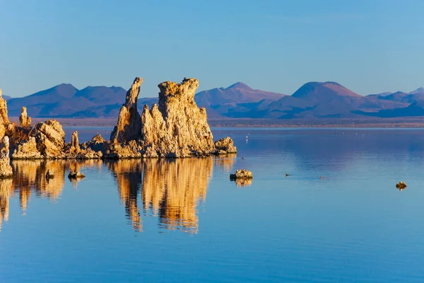 湖底耸立着形状怪异的石灰塔 世界上最自然的奇迹是莫诺湖 莫诺湖是加州的一个盐湖 湖上神奇的落日 — 图库照片