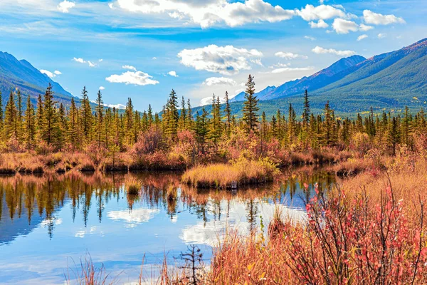 弗米隆湖平静的冷水反映了雪白的云彩 落基山脉的印度夏天 海岸上秋天森林的红黄相间的树叶 加拿大 — 图库照片