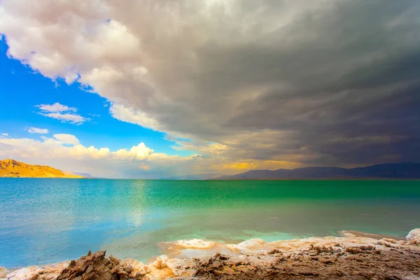 イスラエルだ 絵のように壮大な死海 冬の雷雨が始まる 低い冬の雲は緑の海の水に反映されます 死海の癒しの海 — ストック写真