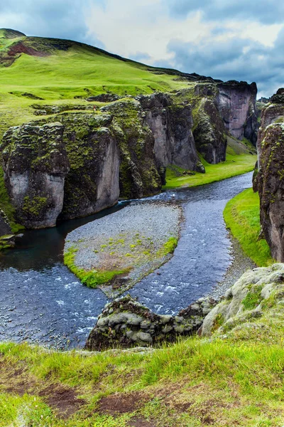 Acantilados Escarpados Están Largo Arroyo Con Agua Glacial Derretida Cañón —  Fotos de Stock