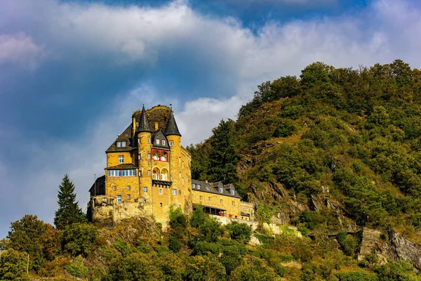 Замок Крутом Склоне Холма Лесу Великолепный Средневековый Замок Высоких Холмистых — стоковое фото