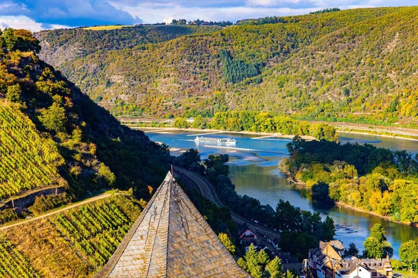 Barche Traghetti Turistici Navigano Lungo Fiume Tedesco Colline Ospitano Vigneti — Foto Stock