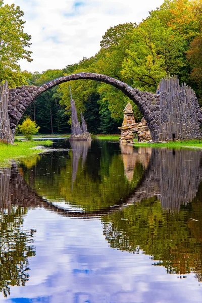Ponte Estreita Pitoresca Parque Park Kromlau Alemanha Monumento Arquitetônico Único — Fotografia de Stock