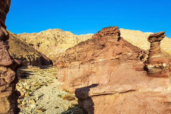 에일라 색깔의 에일라 산에는 바람에 나부끼는 비자르 바위는 화성암 화산암으로 — 스톡 사진