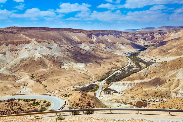 宏伟的埃文达特峡谷是内盖夫沙漠中最美丽的峡谷 蛇形公路在阳光下闪闪发光 空中风景 以色列 环境和摄影旅游的概念 — 图库照片
