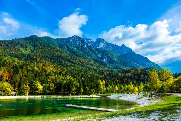 Lago Jasna Los Alpes Las Montañas Están Cubiertas Densos Bosques —  Fotos de Stock