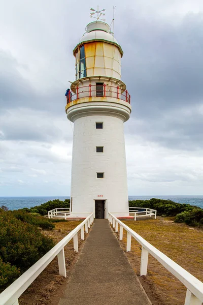 通往灯塔的路 大海岸边宏伟的灯塔 大海路沿着澳大利亚的太平洋海岸延伸 — 图库照片