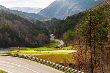 Muhteşem Umbria Aralık 'ta. Yağmurdan sonra kıvrımlı dağ yolu 