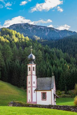 Büyüleyici eski bir kilise. Fevkalade güzel vadi Val de Funes. Güneşli bir sonbahar gününde Dolomitler. Güney Tyrol