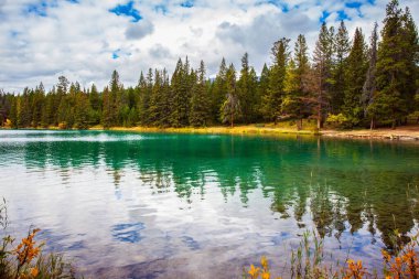 Annette Gölü - soğuk yeşil suyu olan sevimli bir göl. Kanada 'nın Rocky Dağları. Jasper Park 'ın muhteşem manzarası. Hint yazı. Seyahat ve fotoğraf turizmi