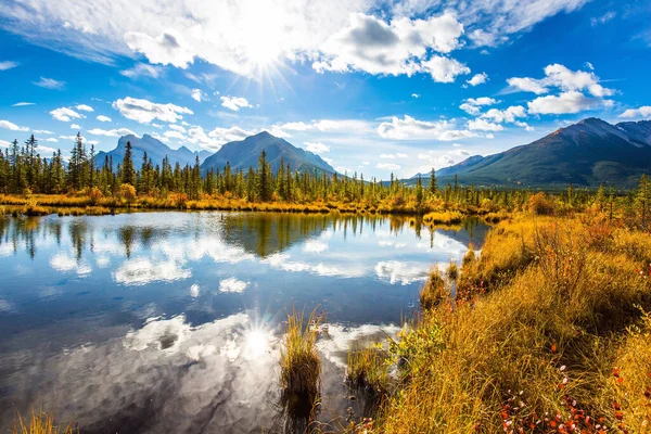 Koncept Aktivní Fotografické Turistiky Kouzlo Severoindického Léta Jezero Vermillon Mezi — Stock fotografie