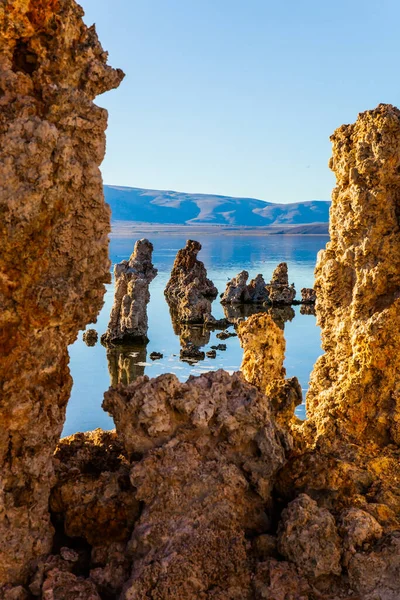 Pittoresk Monosjö Skymningskväll Kolonnerna Resterna Tufa Fantastiskt Återspeglas Det Släta — Stockfoto