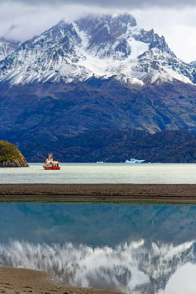 Majestosas Montanhas Cobertas Neve São Refletidas Lago Enorme Iceberg Partiu — Fotografia de Stock