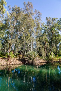 Ürdün Nehri dünyadaki en ünlü nehirdir. İsrail. Yardenit 'teki Jordan, Hristiyan hacıların genellikle nehre daldıkları yer. İsa Ürdün Nehri 'nde vaftiz edildi. 