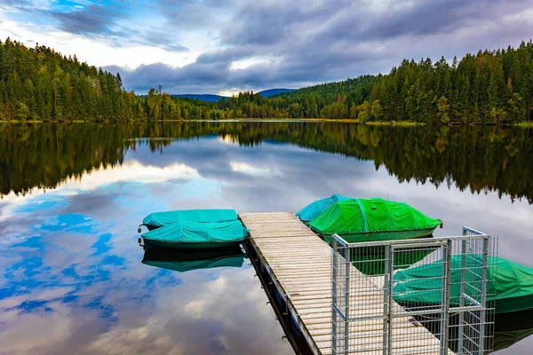 Båtbrygga Och Inhägnade Båtar Vid Issjön Wingdfall See Tyskland Schwarzwald — Stockfoto