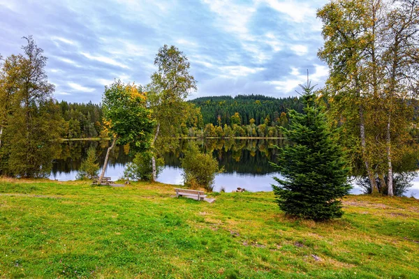 Mysig Bänk Vid Sjön Pittoreska Glacialsjön Wingdfall See Moln Och — Stockfoto